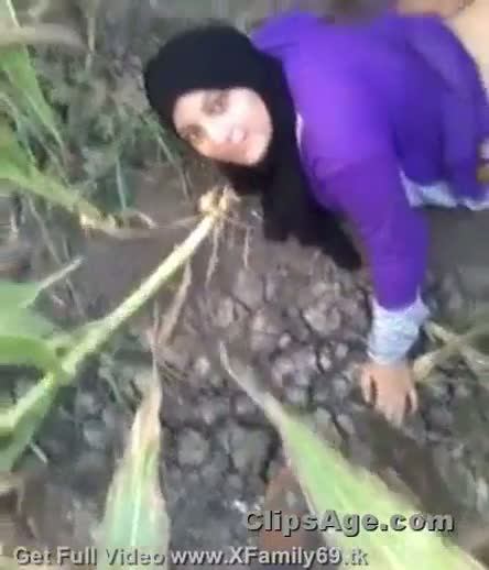 Hindisex video of a big ass bhabhi enjoying outdoor sex with her lovers